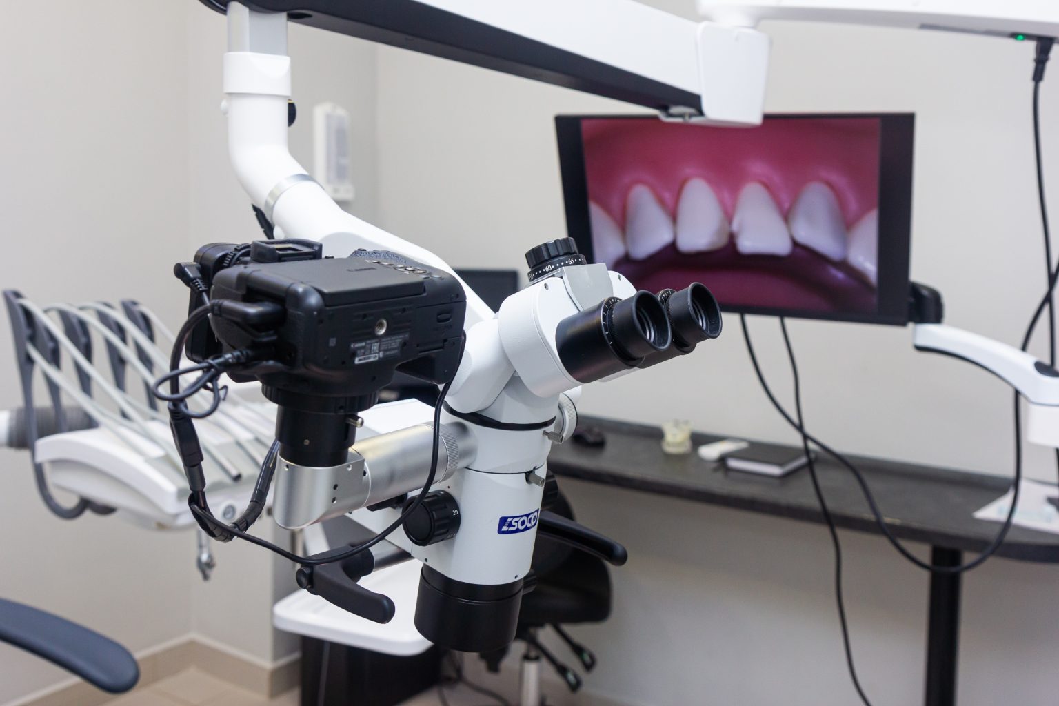 Лечение зубов
под микроскопом 
в Краснодаре
